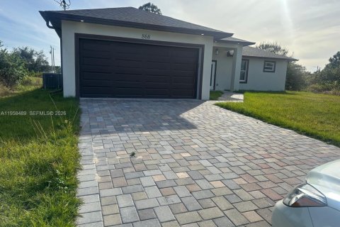 House in Lehigh Acres, Florida 4 bedrooms № 2020786 - photo 3