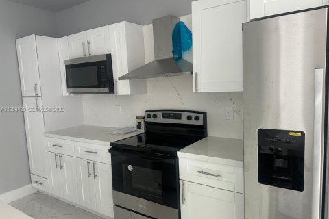 House in Lehigh Acres, Florida 4 bedrooms № 2020786 - photo 4