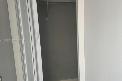 House in Lehigh Acres, Florida 4 bedrooms № 2020786 - photo 13