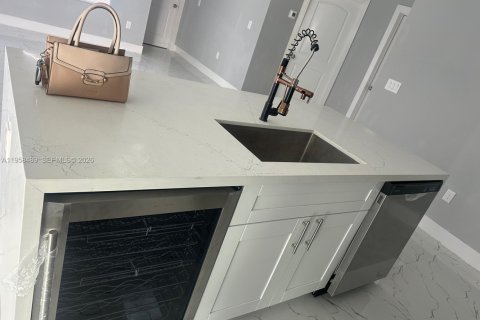 House in Lehigh Acres, Florida 4 bedrooms № 2020786 - photo 5