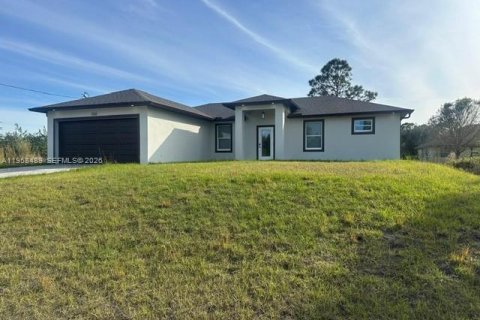 House in Lehigh Acres, Florida 4 bedrooms № 2020786 - photo 2