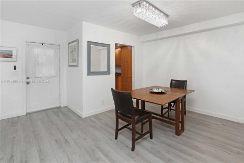 Condominio en venta en Hallandale Beach, Florida, 2 dormitorios, 92.9 m2 № 1973226 - foto 7