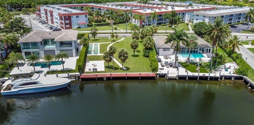 Condominio en Hallandale Beach, Florida, 2 dormitorios № 1973226