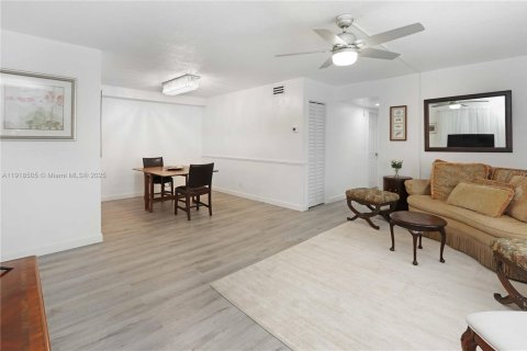 Condominio en venta en Hallandale Beach, Florida, 2 dormitorios, 92.9 m2 № 1973226 - foto 10