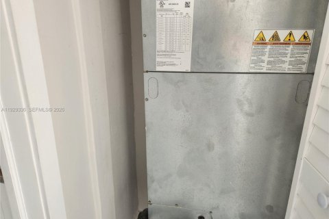 House in Hialeah, Florida 3 bedrooms, 220.64 sq.m. № 1988749 - photo 20