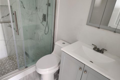 House in Hialeah, Florida 3 bedrooms, 220.64 sq.m. № 1988749 - photo 22