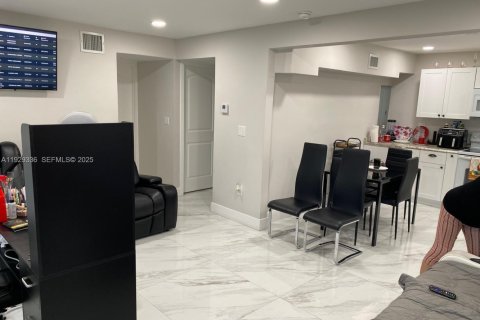 Снять в аренду виллу или дом в Хайалиа, Флорида 3 спальни, 220.64м2, № 1988749 - фото 2