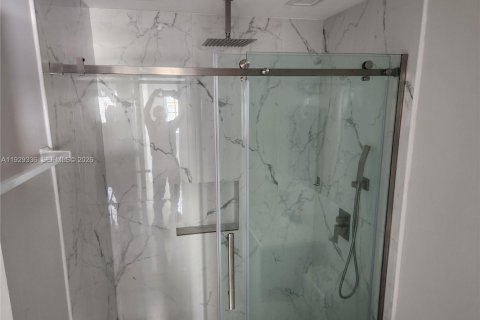 House in Hialeah, Florida 3 bedrooms, 220.64 sq.m. № 1988749 - photo 23