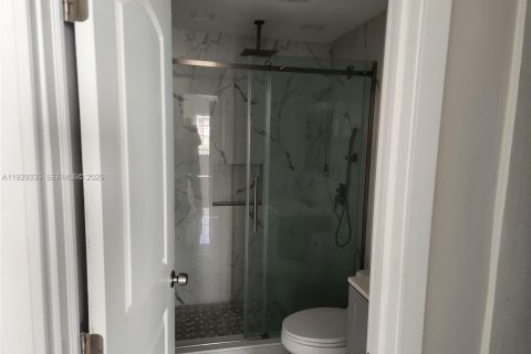 House in Hialeah, Florida 3 bedrooms, 220.64 sq.m. № 1988749 - photo 14