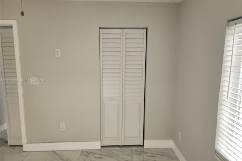 House in Hialeah, Florida 3 bedrooms, 220.64 sq.m. № 1988749 - photo 28