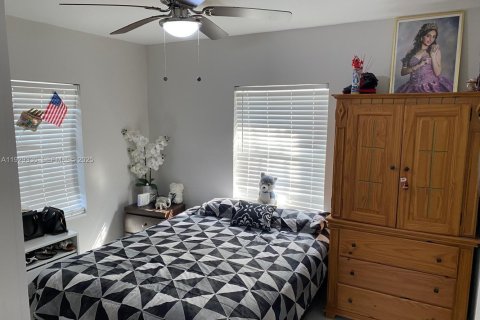 Снять в аренду виллу или дом в Хайалиа, Флорида 3 спальни, 220.64м2, № 1988749 - фото 4