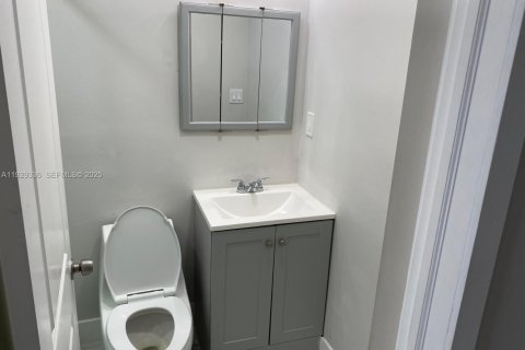 Снять в аренду виллу или дом в Хайалиа, Флорида 3 спальни, 220.64м2, № 1988749 - фото 12