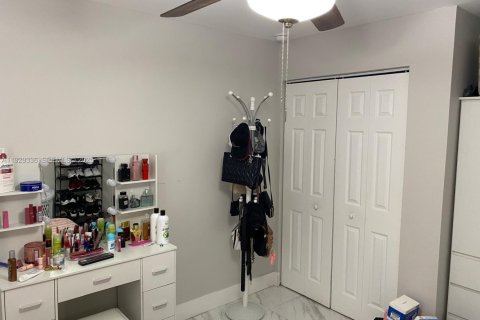 Снять в аренду виллу или дом в Хайалиа, Флорида 3 спальни, 220.64м2, № 1988749 - фото 6