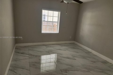House in Hialeah, Florida 3 bedrooms, 220.64 sq.m. № 1988749 - photo 15