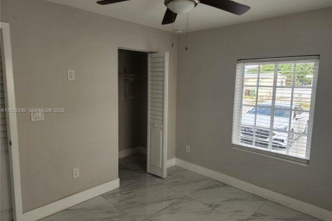 House in Hialeah, Florida 3 bedrooms, 220.64 sq.m. № 1988749 - photo 25