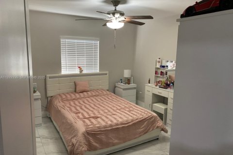 Снять в аренду виллу или дом в Хайалиа, Флорида 3 спальни, 220.64м2, № 1988749 - фото 5