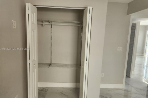 House in Hialeah, Florida 3 bedrooms, 220.64 sq.m. № 1988749 - photo 17