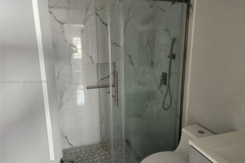 House in Hialeah, Florida 3 bedrooms, 220.64 sq.m. № 1988749 - photo 21