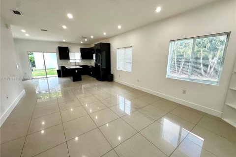 Villa ou maison à louer à Miami, Floride: 4 chambres, 137.77 m2 № 1975825 - photo 5