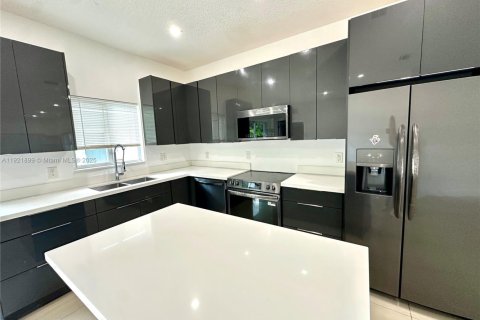 Villa ou maison à louer à Miami, Floride: 4 chambres, 137.77 m2 № 1975825 - photo 3