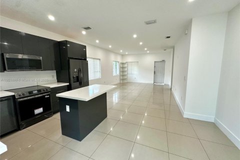 Villa ou maison à louer à Miami, Floride: 4 chambres, 137.77 m2 № 1975825 - photo 2