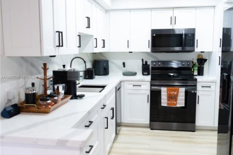 Copropriété à louer à North Miami, Floride: 2 chambres, 101.82 m2 № 2048967 - photo 13