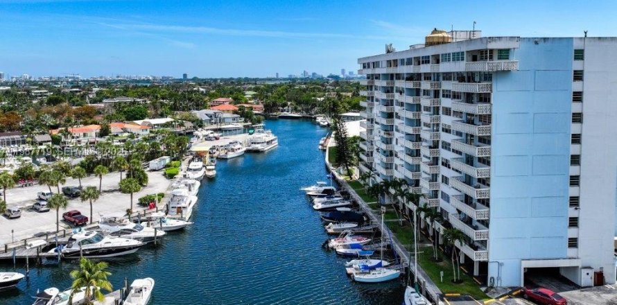 Condo à North Miami, Floride, 2 chambres  № 2048967