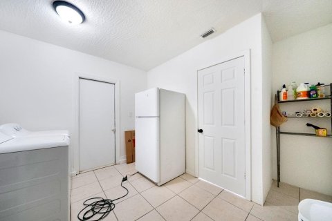 House in Palm Bay, Florida 4 bedrooms, 125.6 sq.m. № 1622041 - photo 8