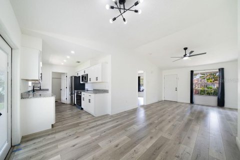 House in Palm Bay, Florida 4 bedrooms, 125.6 sq.m. № 1622041 - photo 5