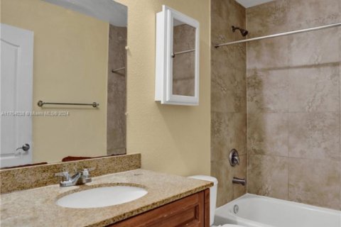Propiedad comercial en venta en Oakland Park, Florida, 555.93 m2 № 1891374 - foto 20