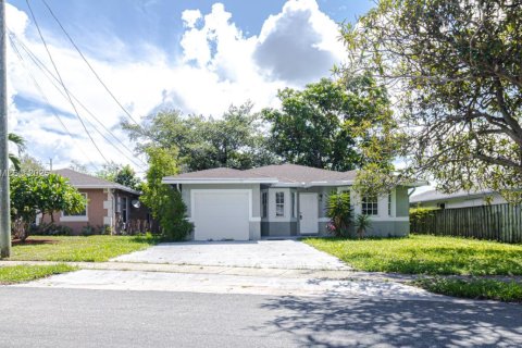 Villa ou maison à vendre à Dania Beach, Floride: 3 chambres, 123 m2 № 2014139 - photo 2