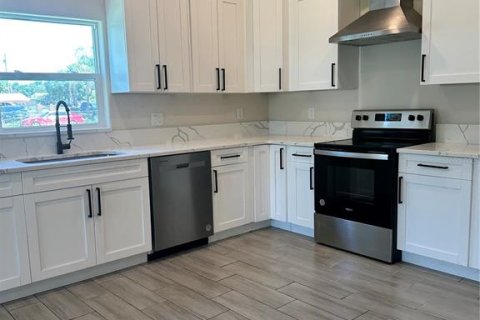 House in Haines City, Florida 4 bedrooms, 176.89 sq.m. № 2102036 - photo 5