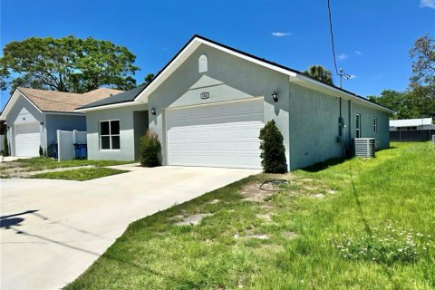 House in Haines City, Florida 4 bedrooms, 176.89 sq.m. № 2102036 - photo 2