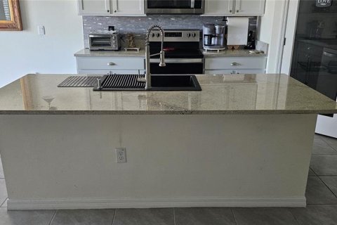 House in Plant City, Florida 5 bedrooms, 248.42 sq.m. № 2105069 - photo 9