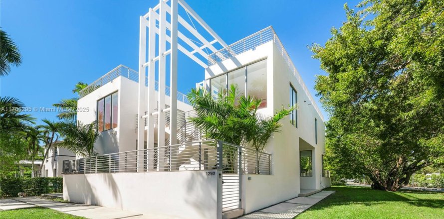 Дом в Майами, Флорида 7 спален, 466м2 № 2038029