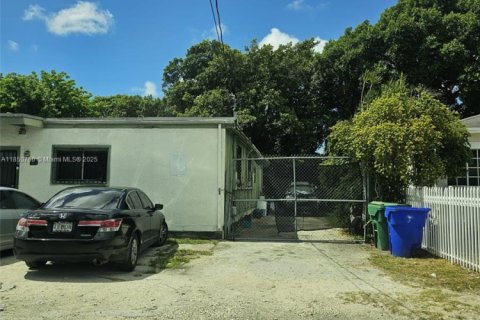 House in Miami, Florida 2 bedrooms, 114.46 sq.m. № 2023084 - photo 3