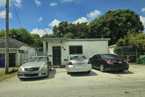 House in Miami, Florida 2 bedrooms, 114.46 sq.m. № 2023084 - photo 2