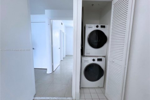 Condo in Miami, Florida, 2 bedrooms  № 1842452 - photo 23