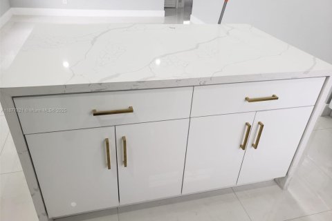 Купить виллу или дом в Норт-Майами-Бич, Флорида 4 спальни, 110м2, № 1925485 - фото 13