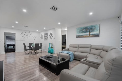 Снять в аренду виллу или дом в Форт-Лодердейл, Флорида 4 спальни, 186.92м2, № 1973356 - фото 3