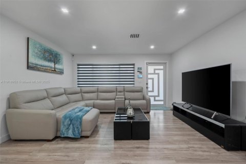 Снять в аренду виллу или дом в Форт-Лодердейл, Флорида 4 спальни, 186.92м2, № 1973356 - фото 2