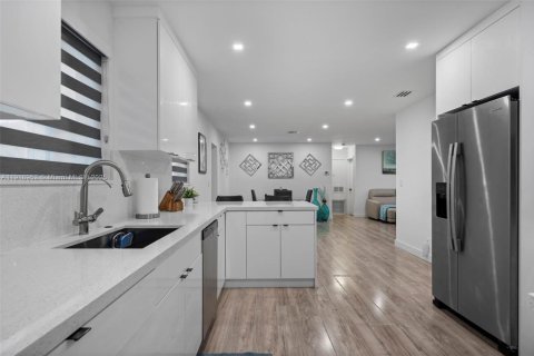 Снять в аренду виллу или дом в Форт-Лодердейл, Флорида 4 спальни, 186.92м2, № 1973356 - фото 7