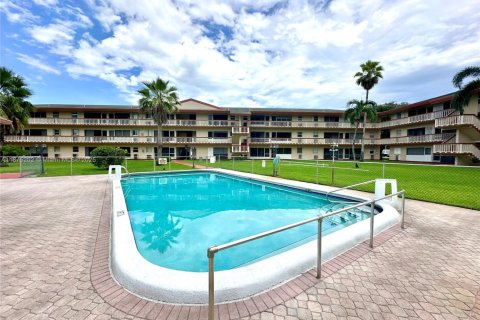 Condominio en venta en Hollywood, Florida, 1 dormitorio, 66.89 m2 № 1896068 - foto 1