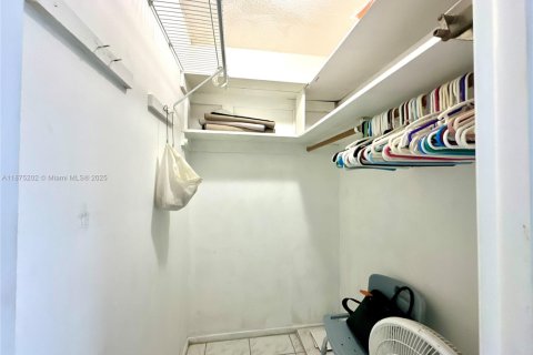 Condominio en venta en Hollywood, Florida, 1 dormitorio, 66.89 m2 № 1896068 - foto 16