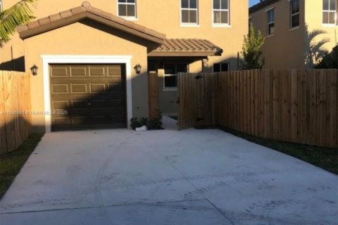 Снять в аренду виллу или дом в Хомстед, Флорида 4 спальни, 155.52м2, № 1950091 - фото 1