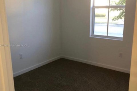 Снять в аренду виллу или дом в Хомстед, Флорида 4 спальни, 155.52м2, № 1950091 - фото 5