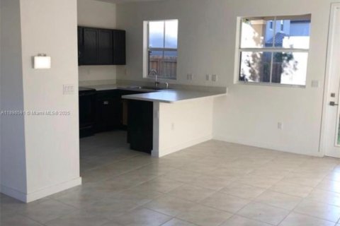 Снять в аренду виллу или дом в Хомстед, Флорида 4 спальни, 155.52м2, № 1950091 - фото 2