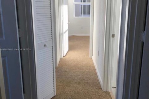 Снять в аренду виллу или дом в Хомстед, Флорида 4 спальни, 155.52м2, № 1950091 - фото 8