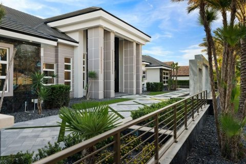 House in Ormond Beach, Florida 5 bedrooms, 478.54 sq.m. № 2121954 - photo 11