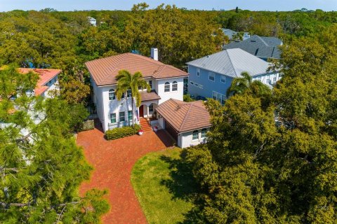 House in Tampa, Florida 5 bedrooms, 316.43 sq.m. № 1584842 - photo 1